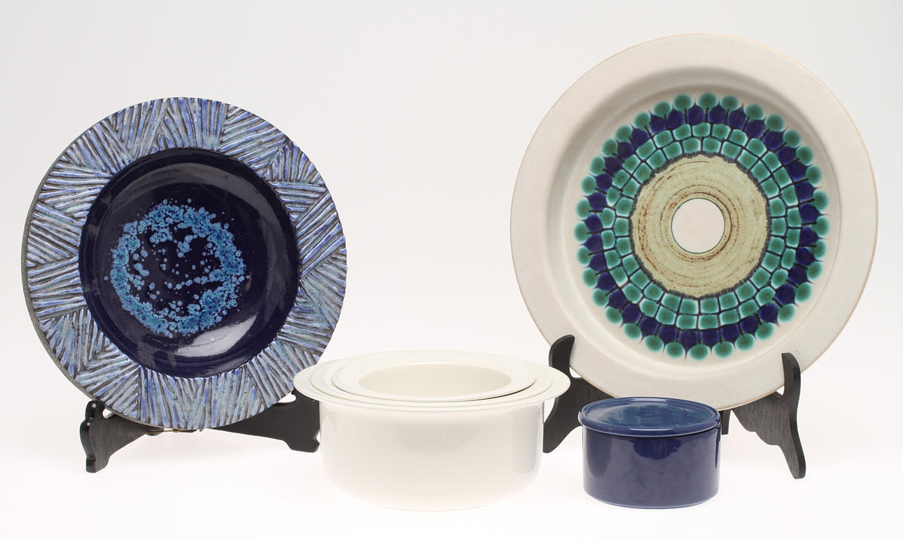 PARTI DIVERSE PORSLIN, 17 delar, bland annat tallrikar, fat, Arabia, Rörstrand med mera.