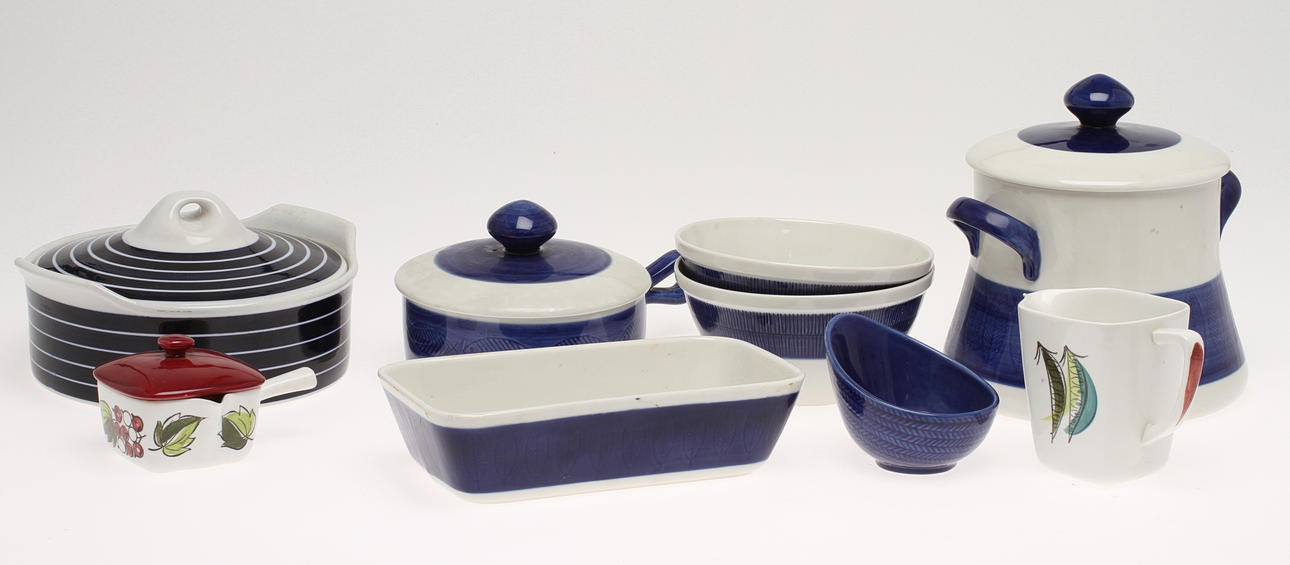 PARTI DIVERSE PORSLIN, 9 delar, bland annat skålar, karotter, kanna.