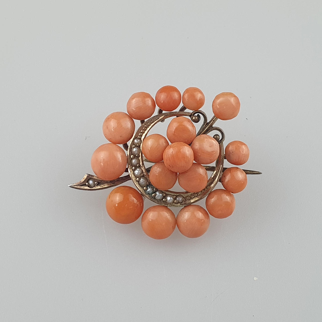- ANTIKBROCHE med engleskindskoraller, halvmåneformet.