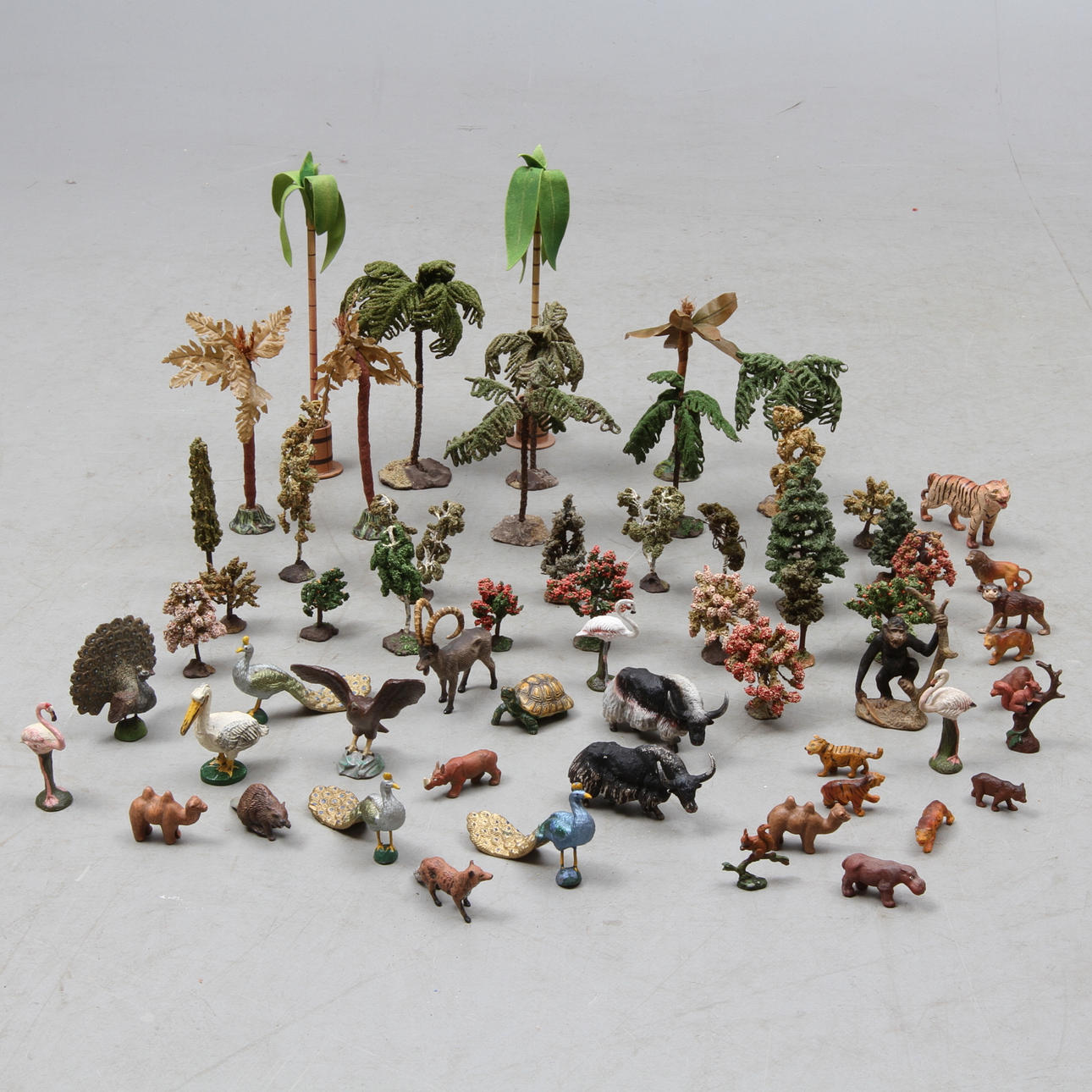 DJUR av massa. Mestadels ELASTOLIN och LINEOL. Cirka 30 stycken. Träd olika tillverkare.