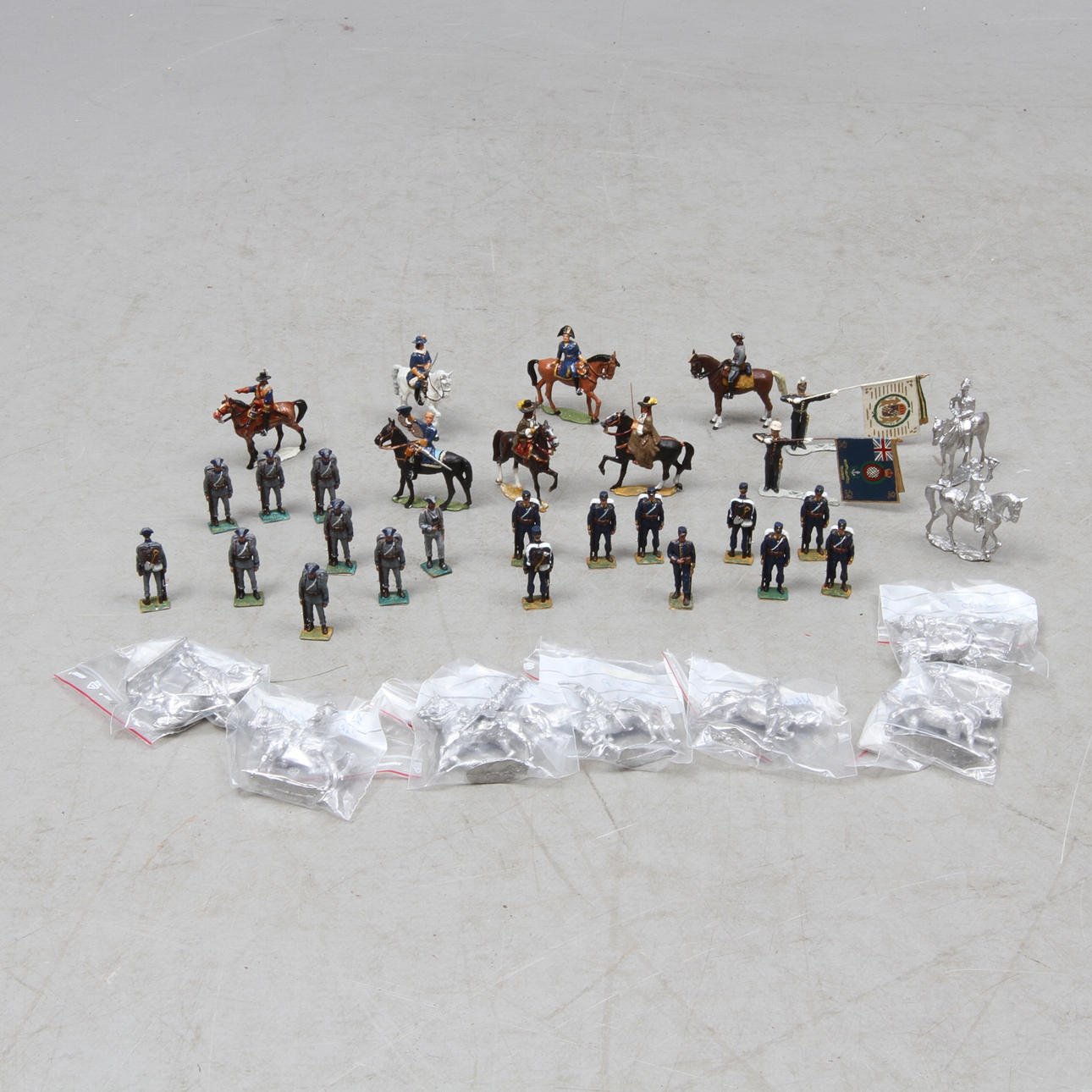 TENNFIGURER HOLGER ERIKSSON. Cirka 27 målade varav 7 till häst. 9 stycken omålade svenska kungar till häst.