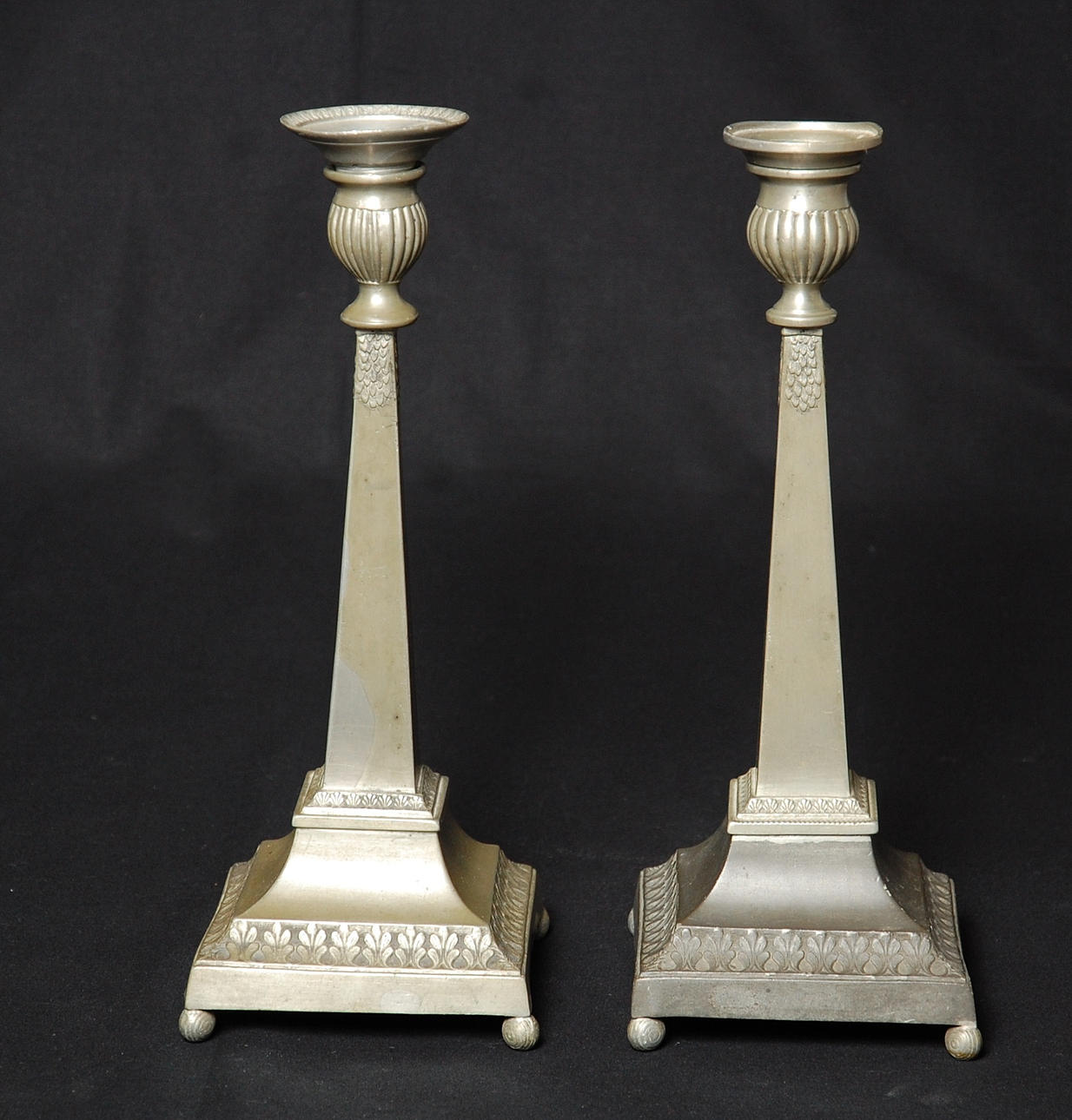 LJUSSTAKAR, 1 par, tenn, empire, snarlika, 1 st märkt Lars Rosengren Ystad, 1826-1840, 1 st Märkt Johannes Malmström Landskrona, 1810-19.