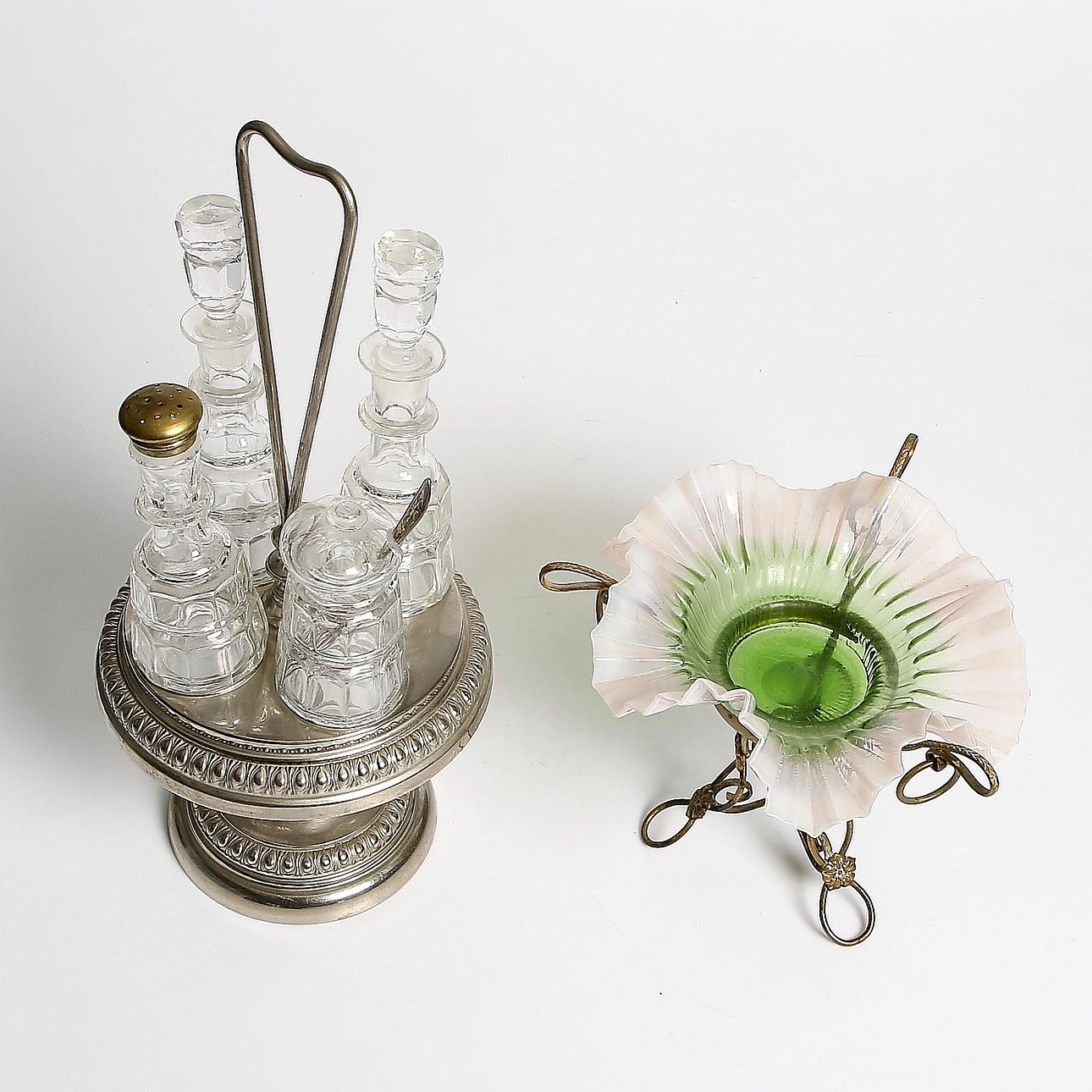 BORDSSURTOUT, nysilver och glas, BORDSUPPSATS mässing och glas, 1900-talets början.