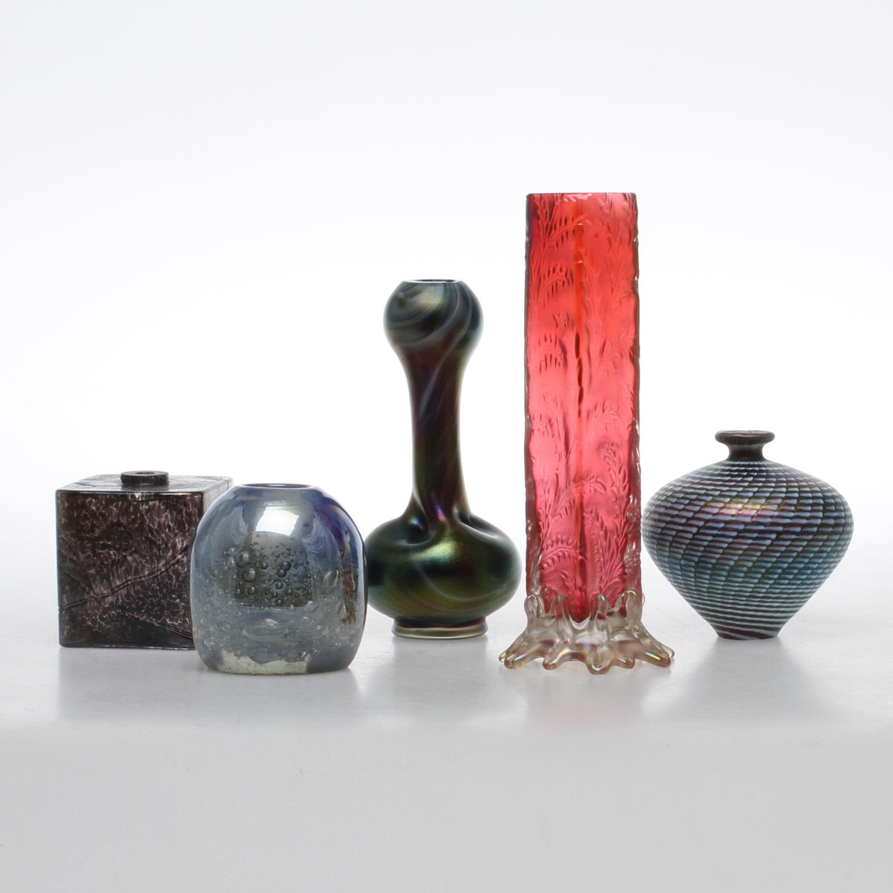 PARTI GLAS, 5 delar, iriserande glasmassa, Bl a Bertil Vallien,1800/1900-tal.