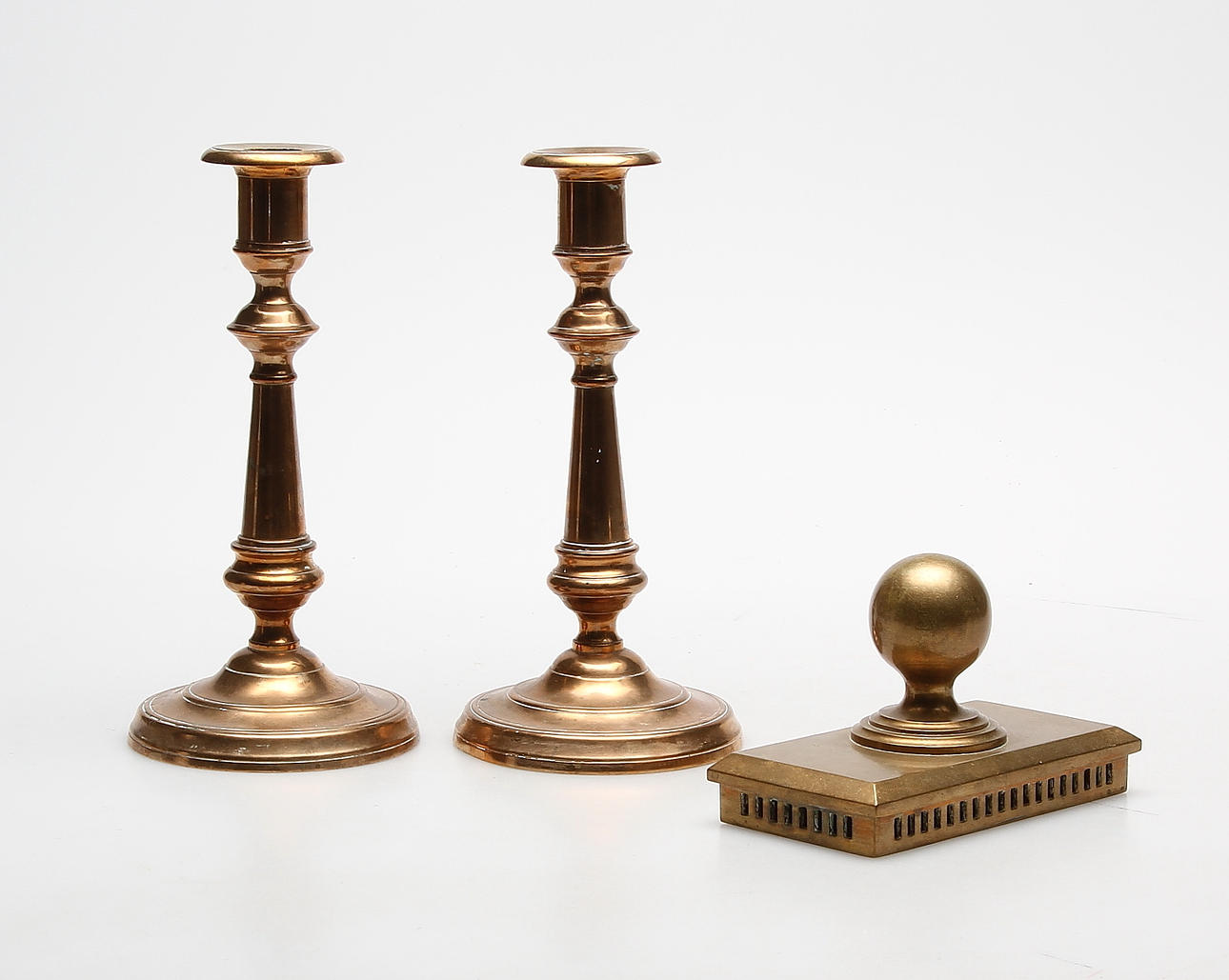 MÄSSINGSFÖREMÅL, 3 delar, 1900-tal.