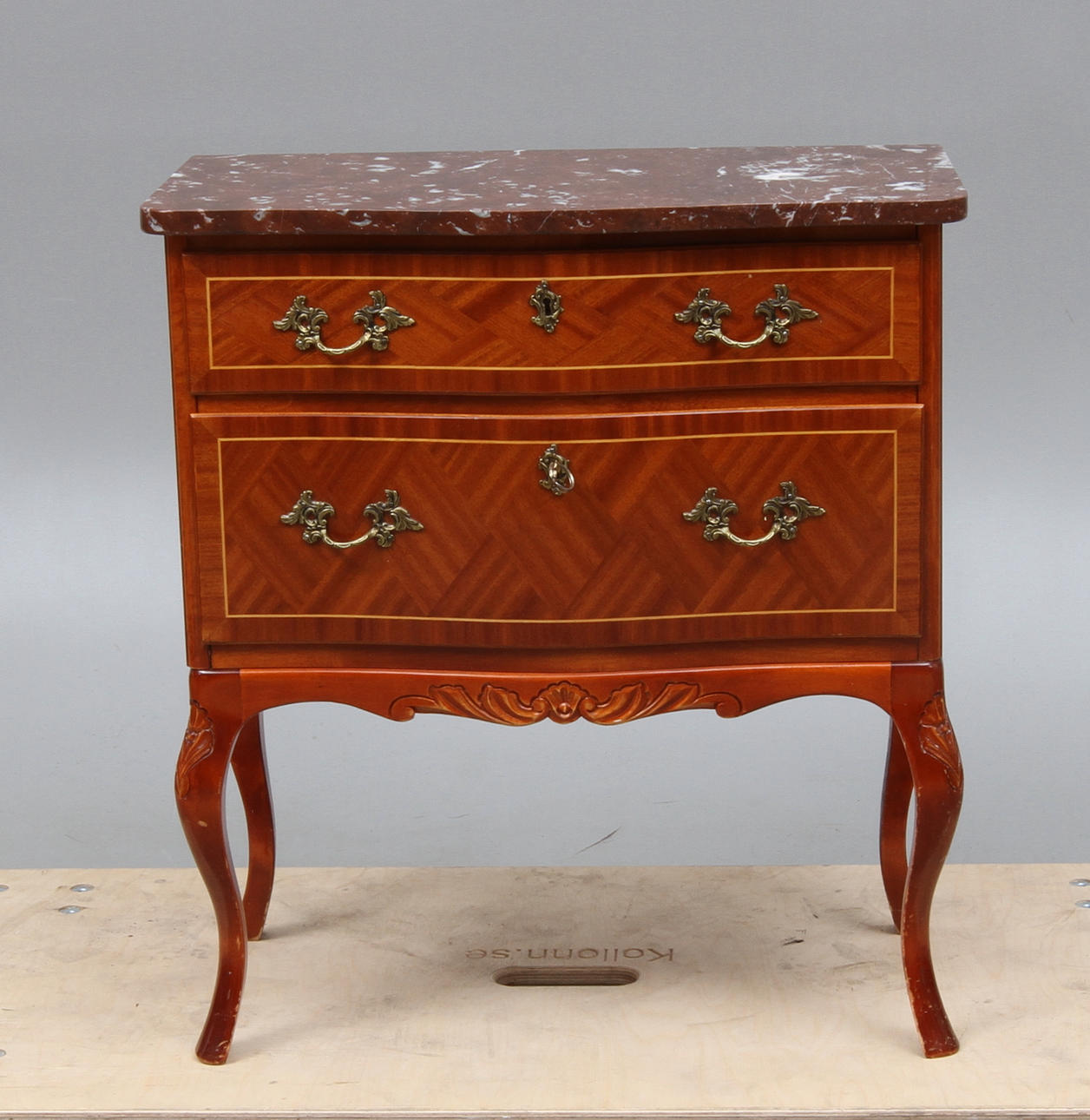 BYRÅ, med stenskiva, gustaviansk stil, 1900-tal.