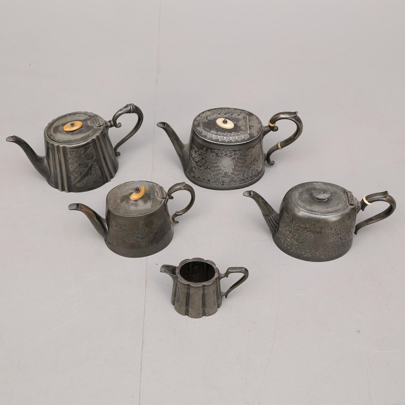 KANNOR 5 st. Metall, tekannor, gräddkanna.