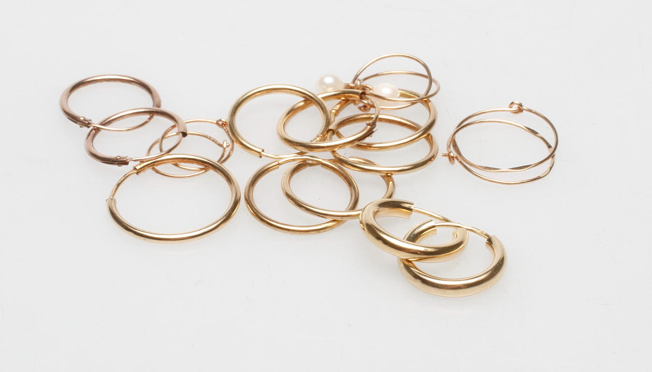 ÖRHÄNGEN, 8 par + 1 extra, 18k guld, vikt ca 5,6 gr.