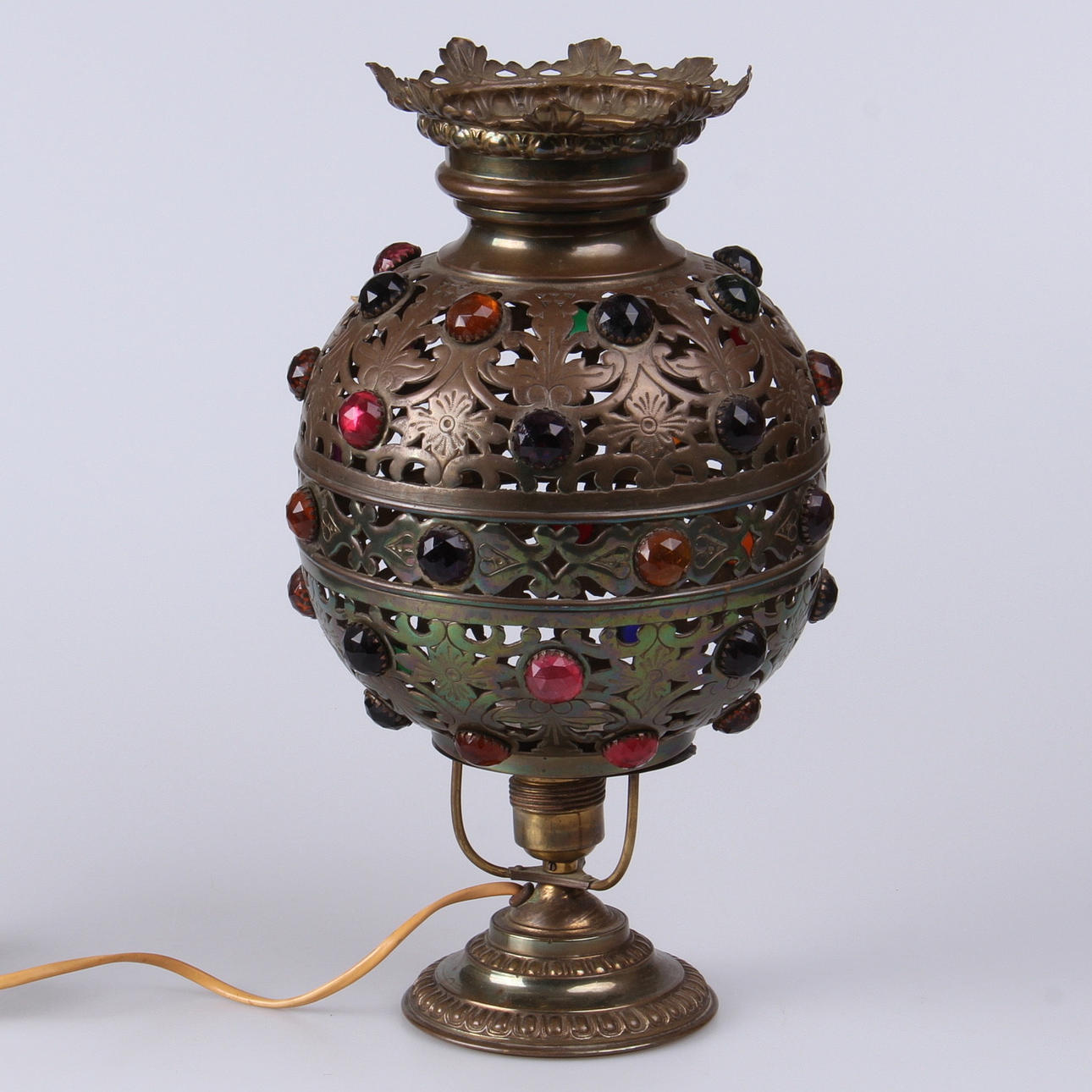 BORDSLAMPA, metall, med dekoration i olikfärgat glas, 1900-tal.