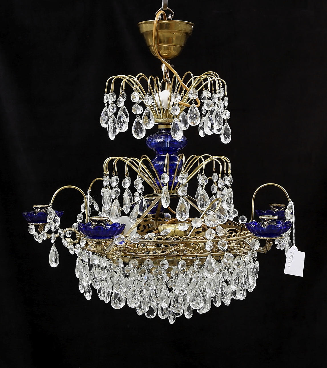 Ljuskrona med prismor, 1900-talets första hälft, total höjd ca. 56 cm.