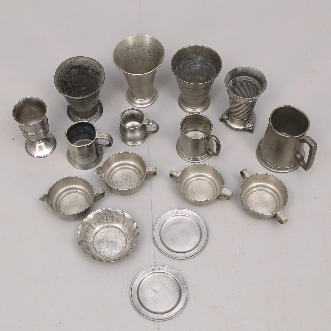 TENNFÖREMÅL, 16 st. Bägare, stop, skålar, fat.