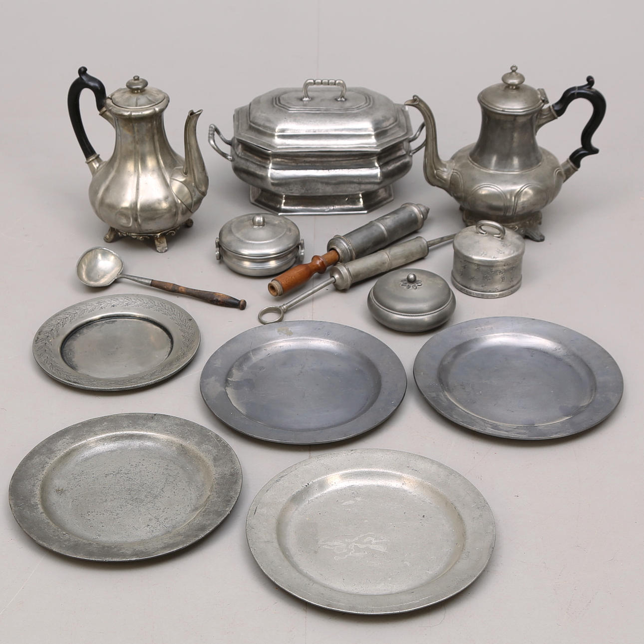 TENNFÖREMÅL 14 st. Terrin, kaffekannor, lockaskar, tallrikar + div.