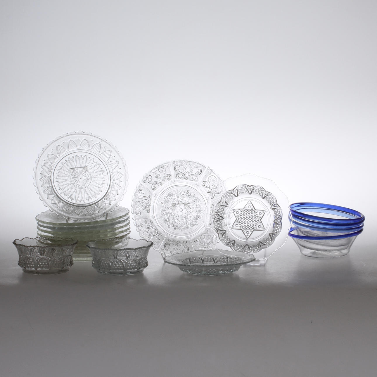 PARTI GLAS, 17 delar, pressglas samt filbunksskålar, 1800-tal.