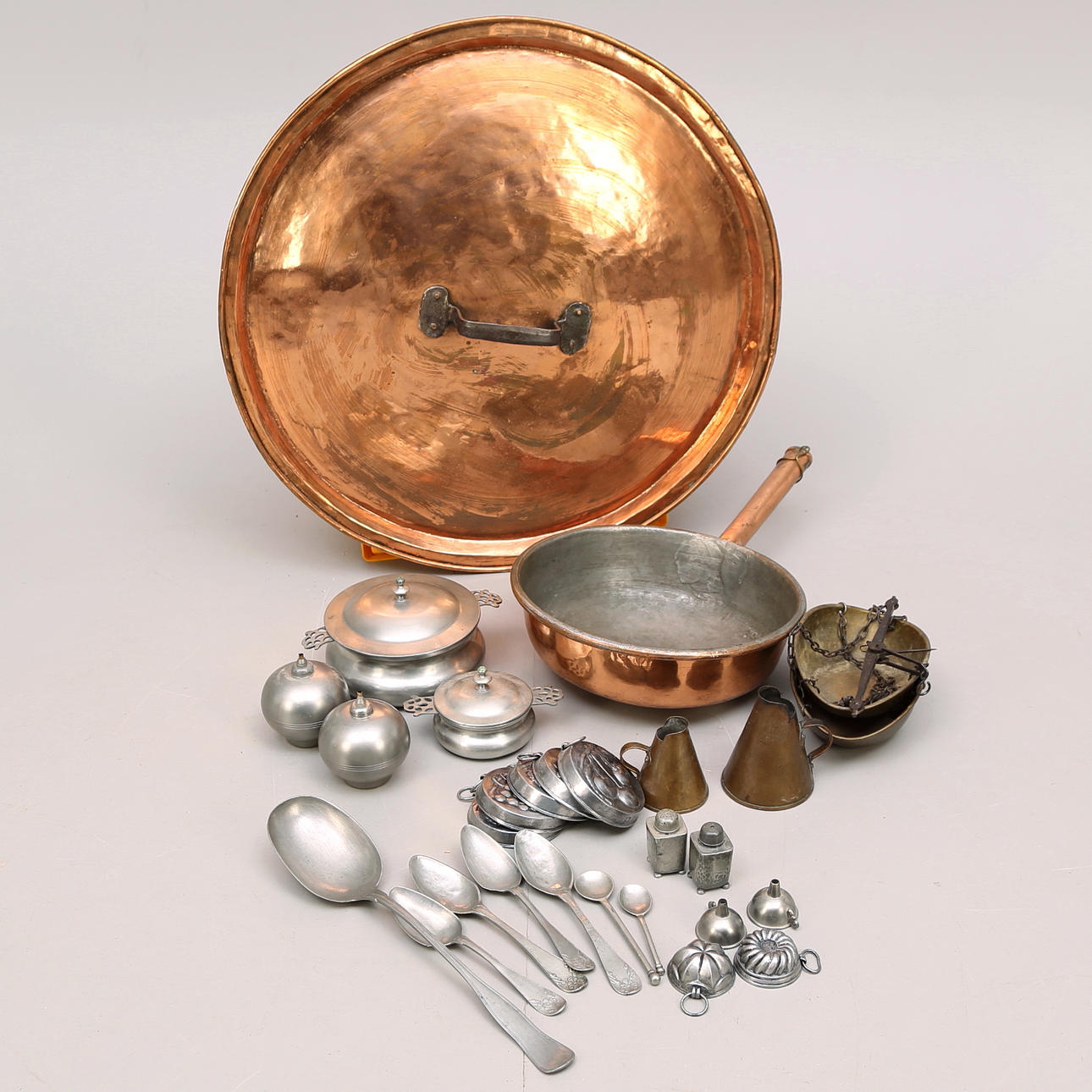 TENNFÖREMÅL, 20 st, KOPPARFÖREMÅL 4 st.