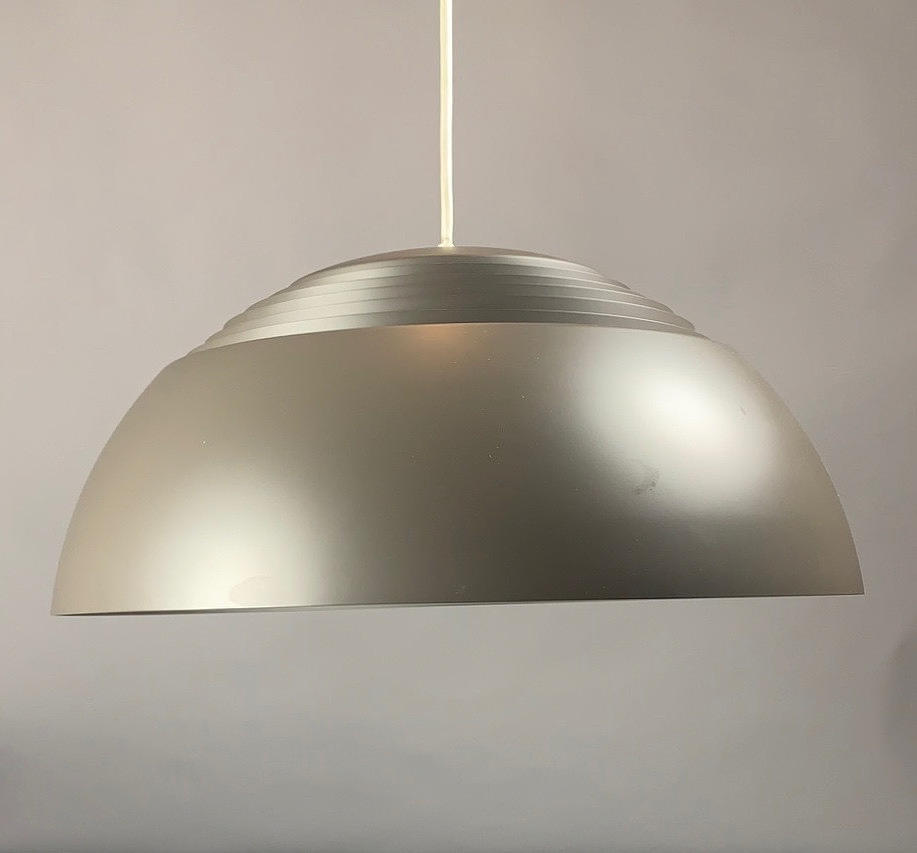 ARNE JACOBSEN. PENDELLAMPE AJ ROYAL.