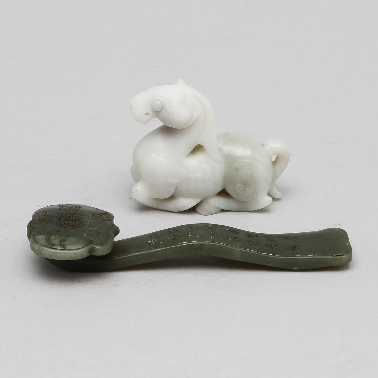 FIGUR samt FÖREMÅL, 2 stycken, sten, Kina.