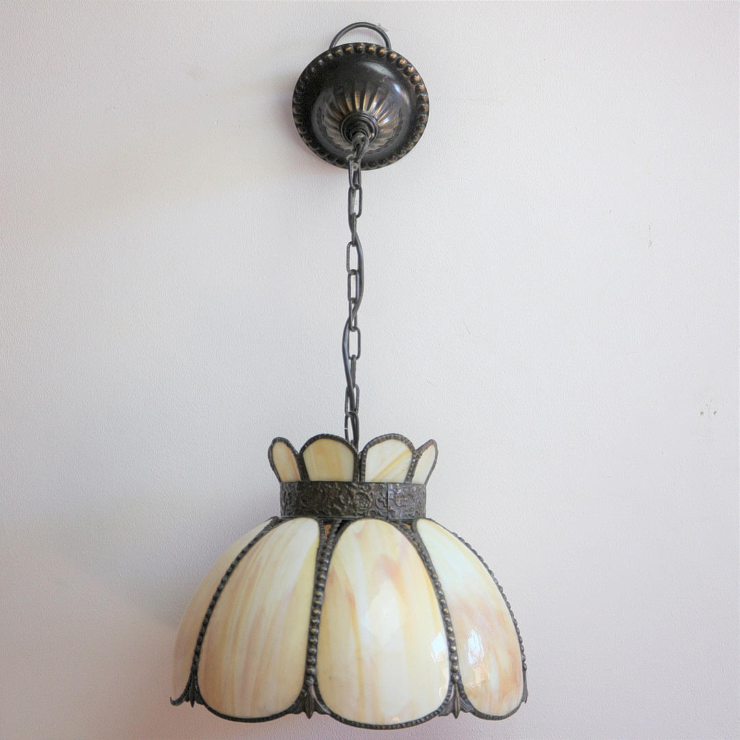 TIFFANY STYLE HANGING LAMP.