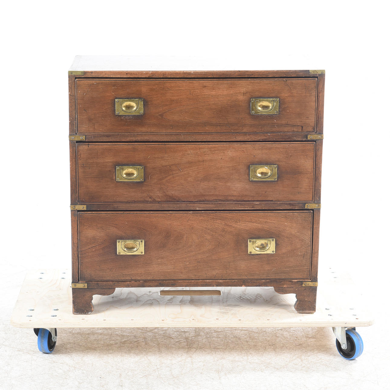 Còmoda, estilo inglés llamado 'cofre militar'.