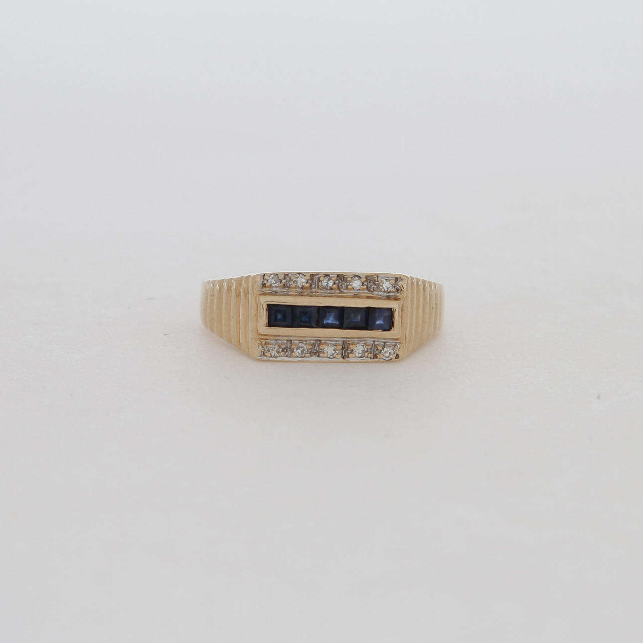 RING, 14k guld med diamanter och safirer, 3,4 gram.