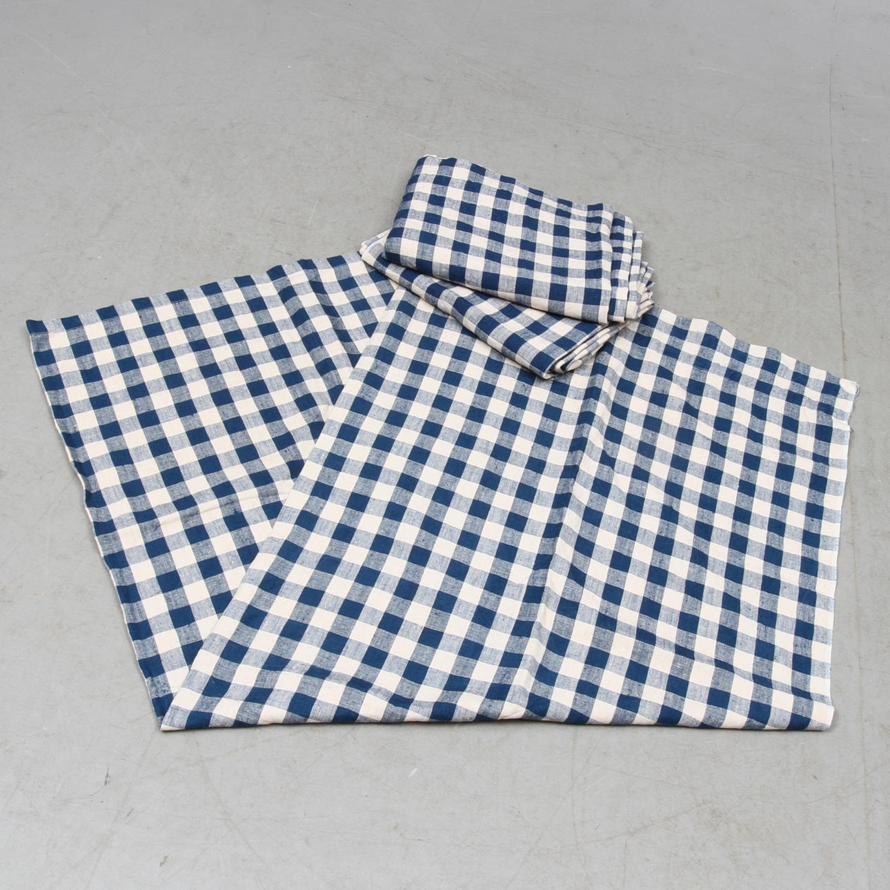 TYG, 3 delar, linne, bl a gardinlängder, enligt uppgift "Ragnaholm", ur IKEAS 1700-talsserie.