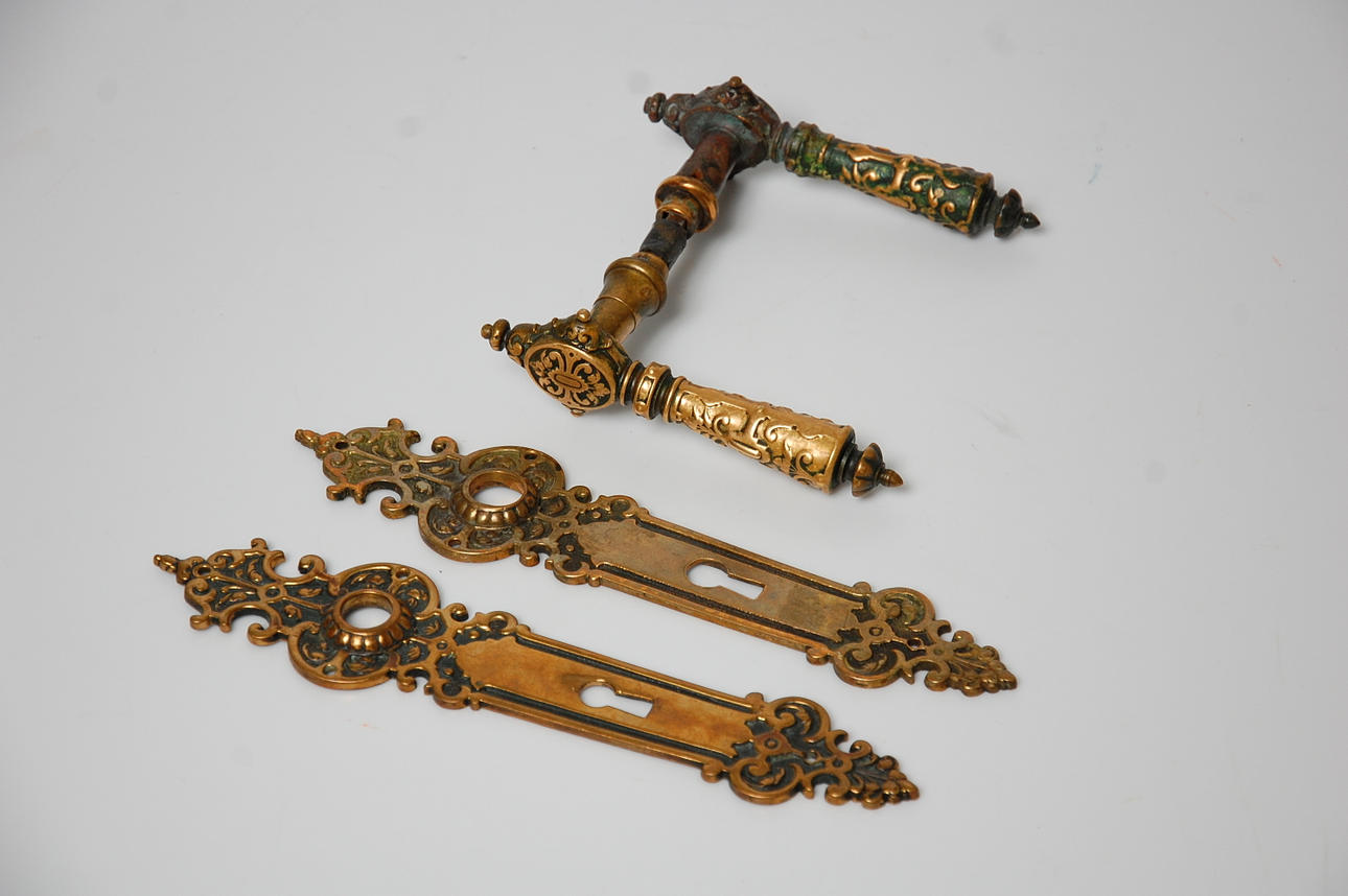 DÖRRHANDTAG, DÖRRSKYLTAR.