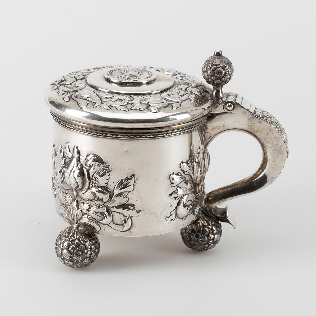 Barokkityylinen hopeatuoppi.