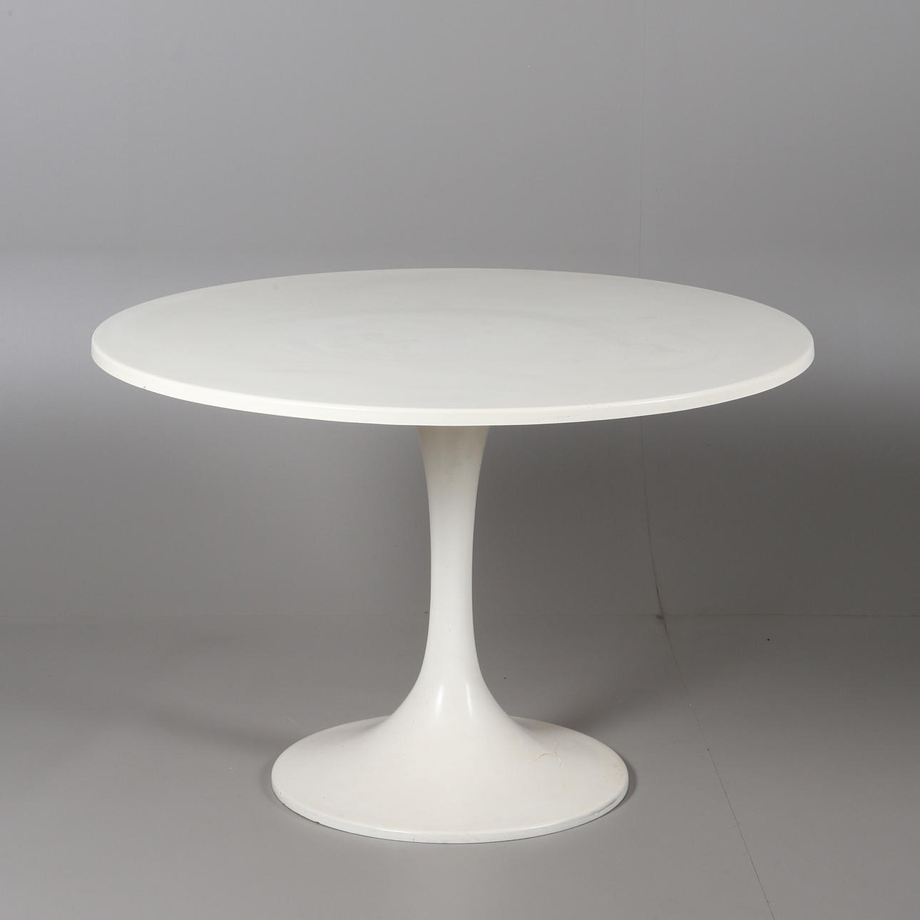 BORD, med bordsskiva i formpressad glasfiber, 1970-tal.