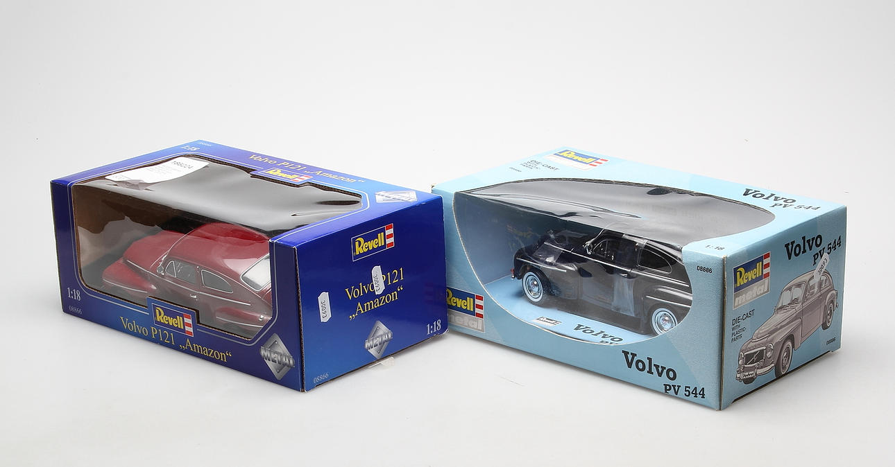 MODELLBILAR, 2 st, Volvo PV 544, Revell, 1900.