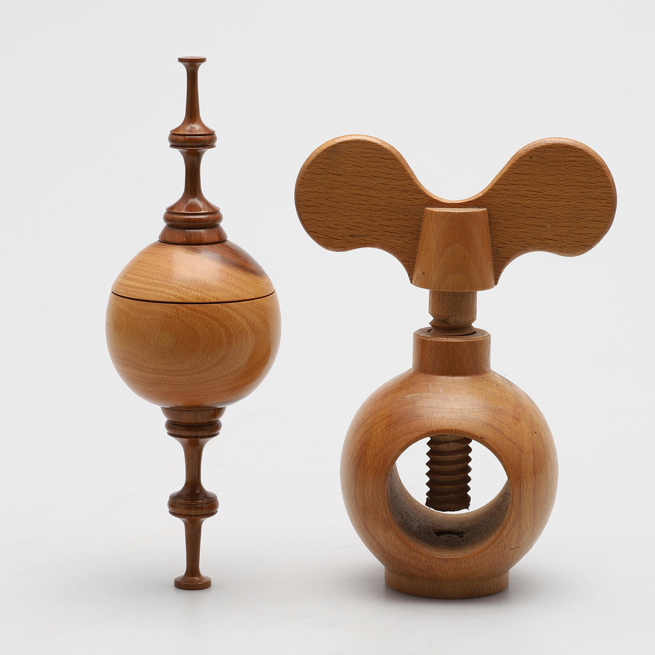 NÖTKNÄPPARE samt TÄRNINGSKASTARE, olivträ.