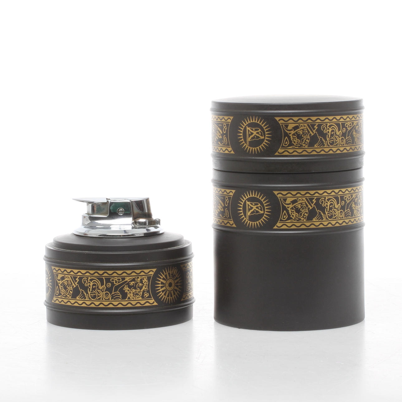 CIGARETTBURK samt BORDSTÄNDARE, för Rederi AB Transatlantic, Wedgwood, England, Omkring 1900-talets mitt.