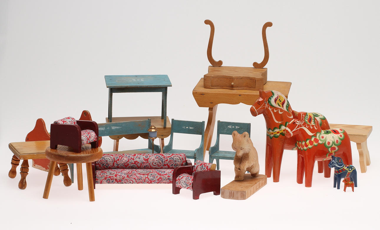 DOCKMÖBLER OCH DALAHÄSTAR, 4 st, 1900-tal.