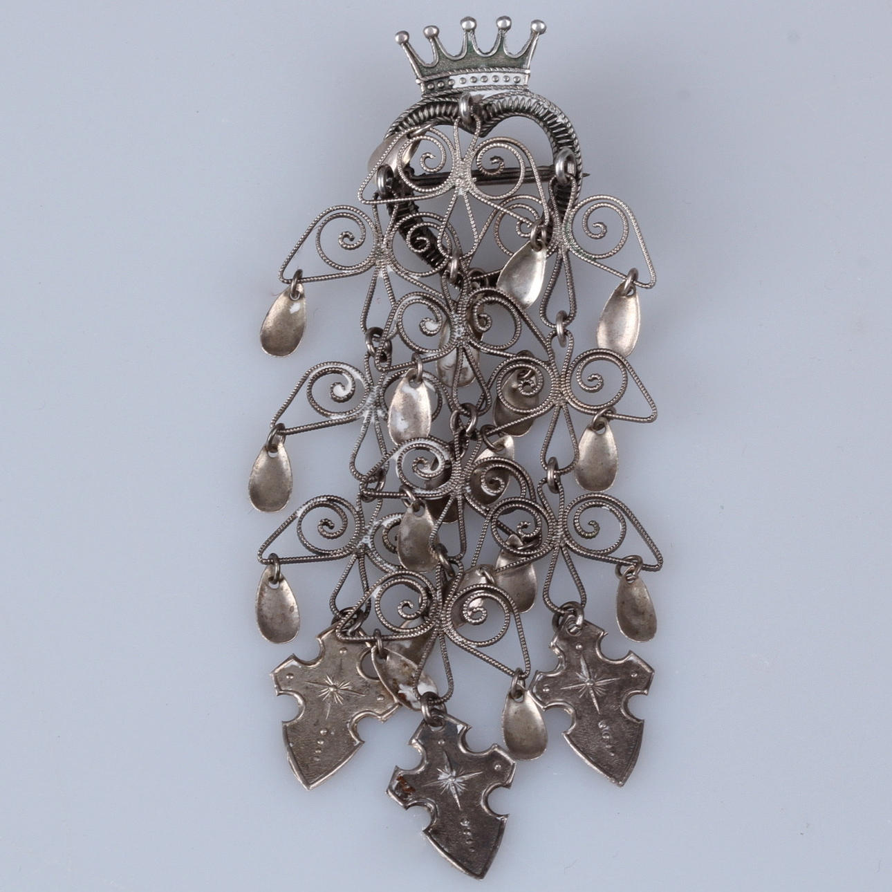 DRÄKTSMYCKE, silver, filigranarbete, 1900-tal.