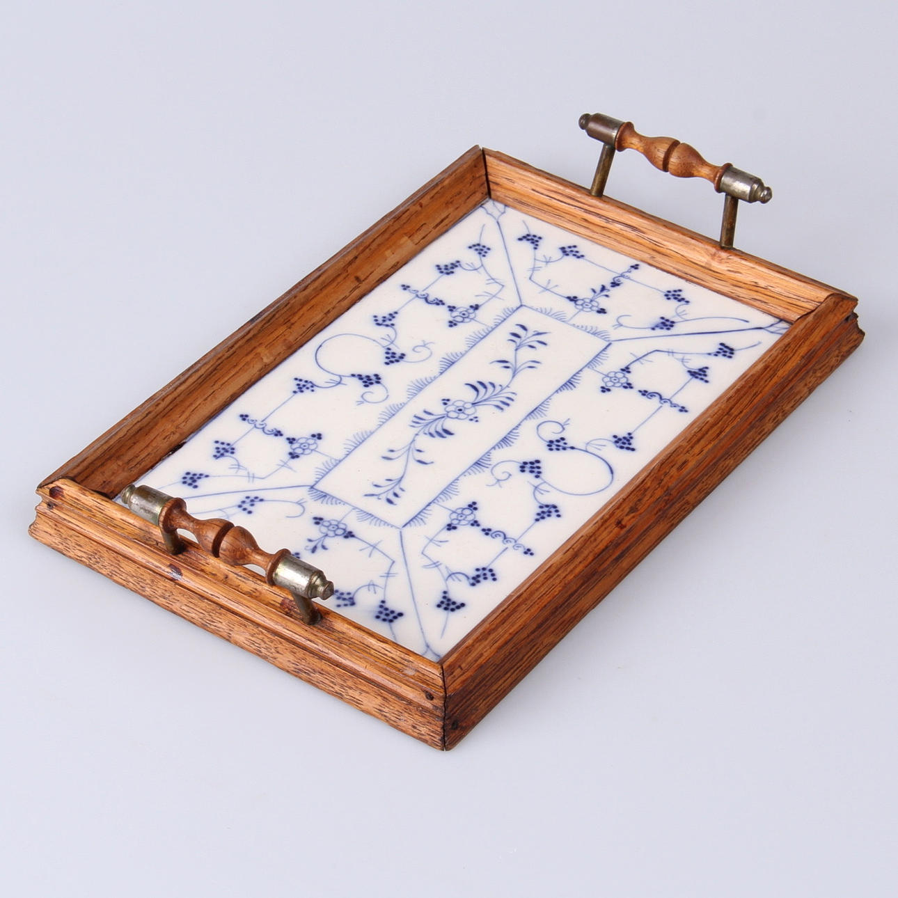 BRICKA, porslin, Tyskland, 1900-talets första hälft.