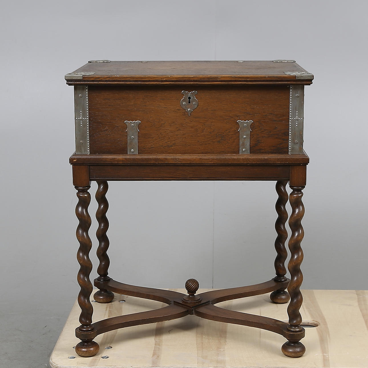 BESTICKSSCHATULL, ek, 1900-talets första hälft.