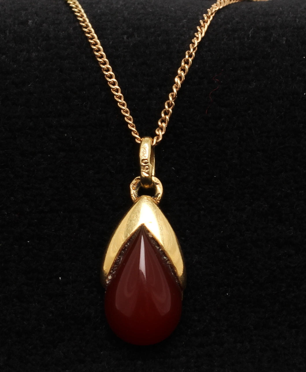 HÄNGE med kedja, 18k guld. Tot vikt 4,8 gram.