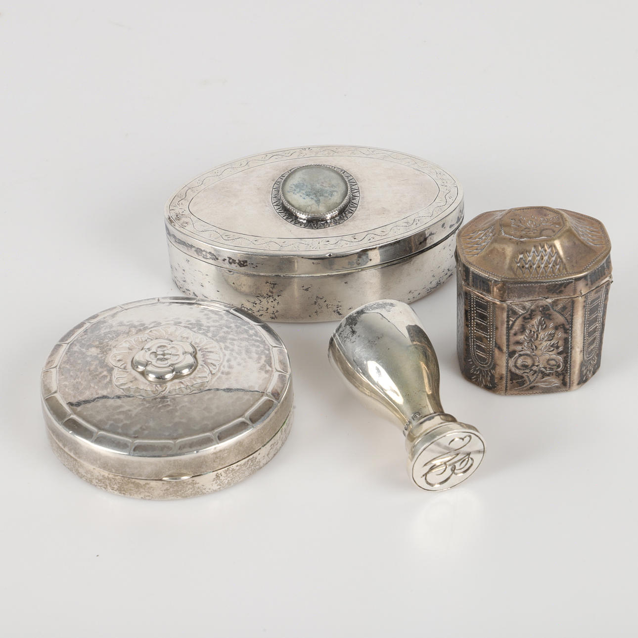 CAJAS Y PRECINTOS, 4 piezas, plata.