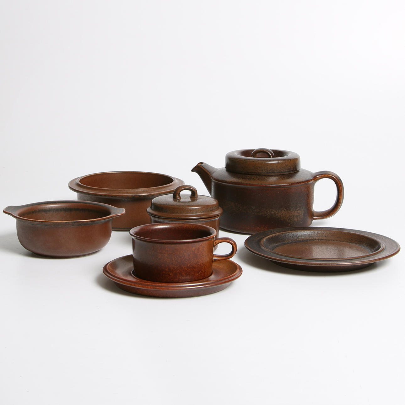 TEASERVIS, 40 delar, stengods, "Ruska", Ulla Procopé, Arabia, Finland.