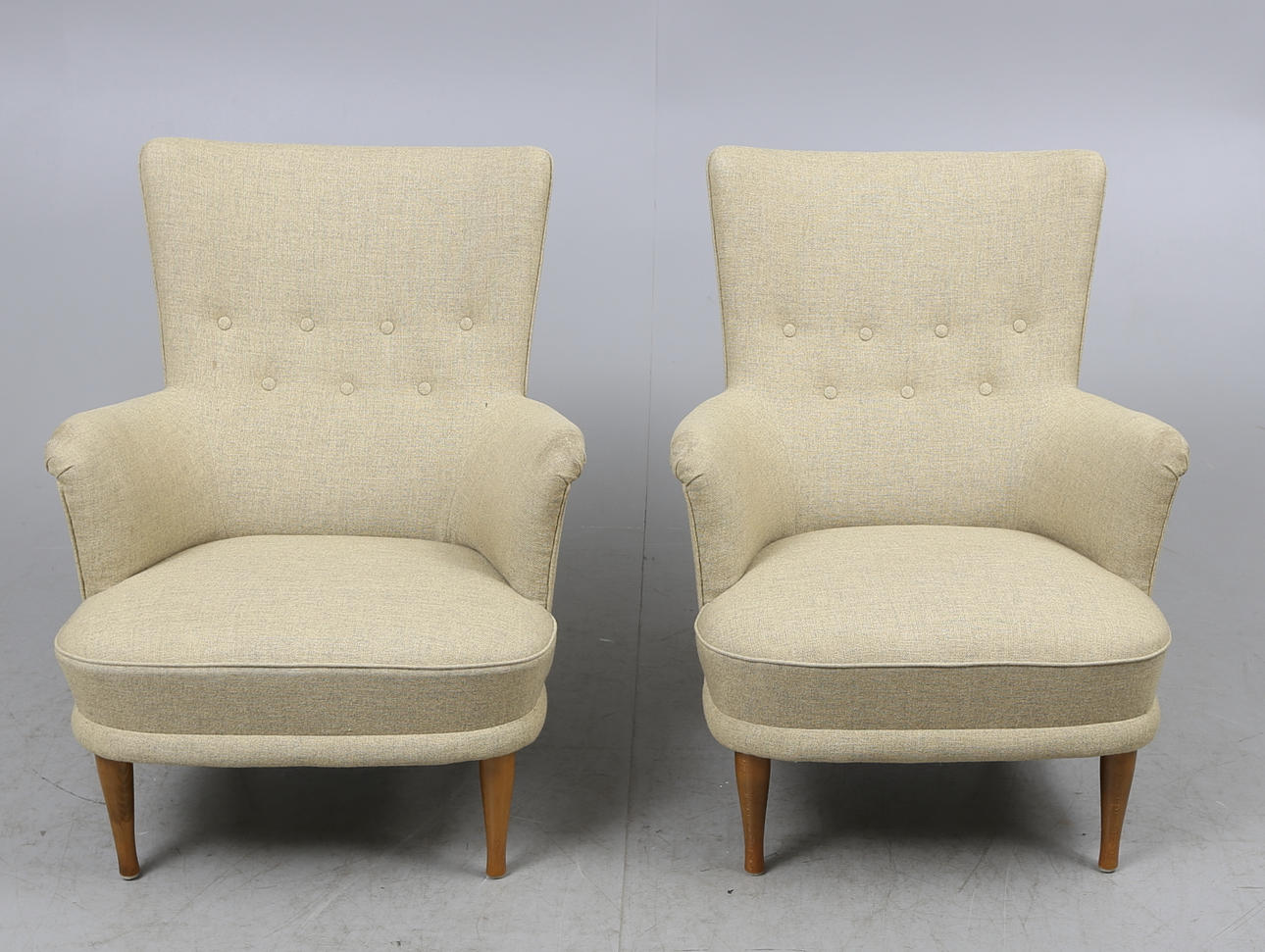 FÅTÖLJER, ett par, troligen Carl Malmsten, 1900-talets andra hälft.