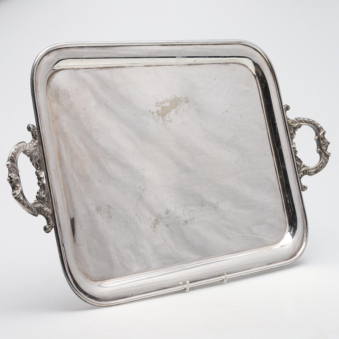 EIN VERSILBERTES TABLETT MIT ZWEI GRIFFEN.