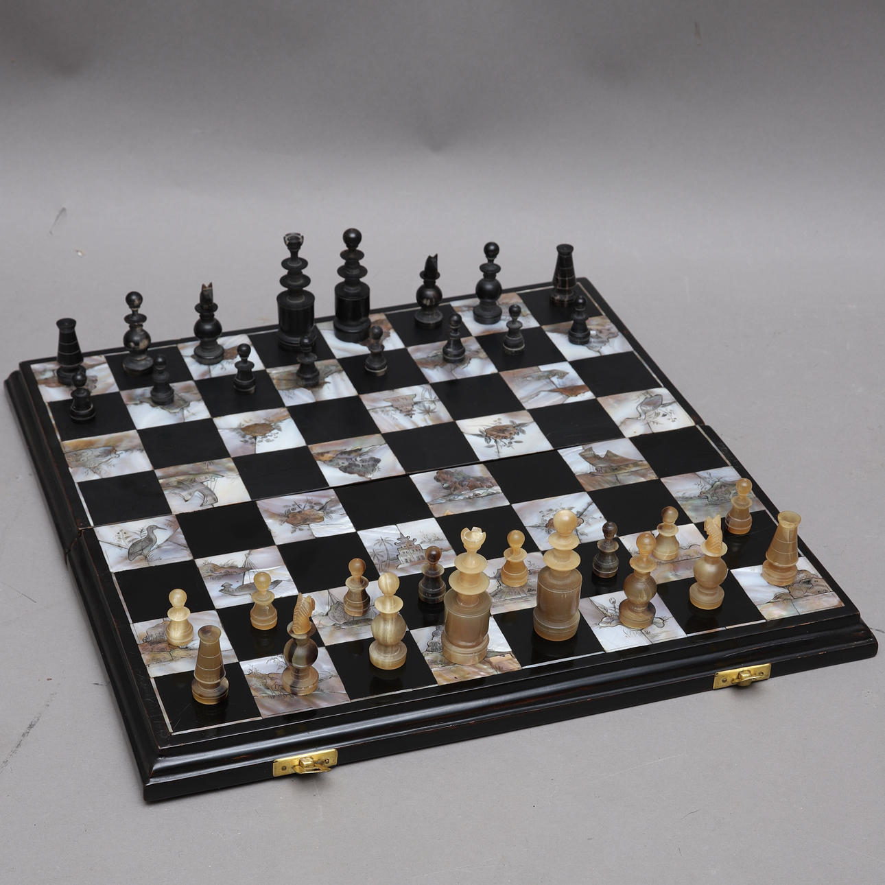 TABLERO DE AJEDREZ, madera y nácar.