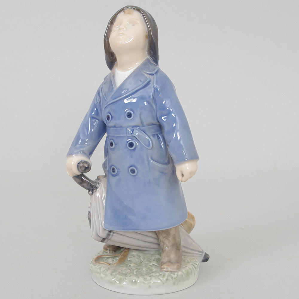FIGURIN, porslin, regnklädd pojke, Royal Copenhagen.