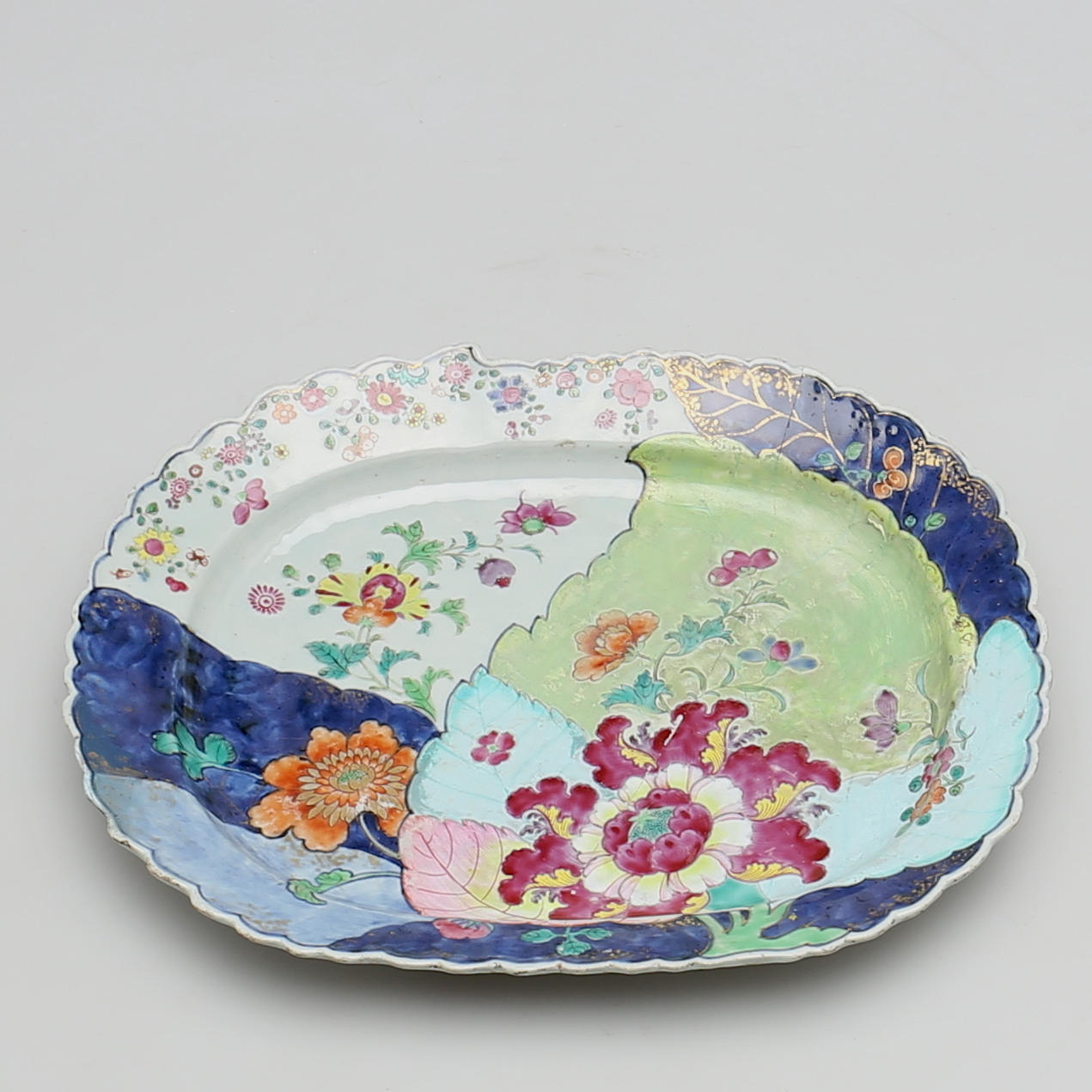 FAT i porslin. Tobacco leaf, Kina. 1700-tal.