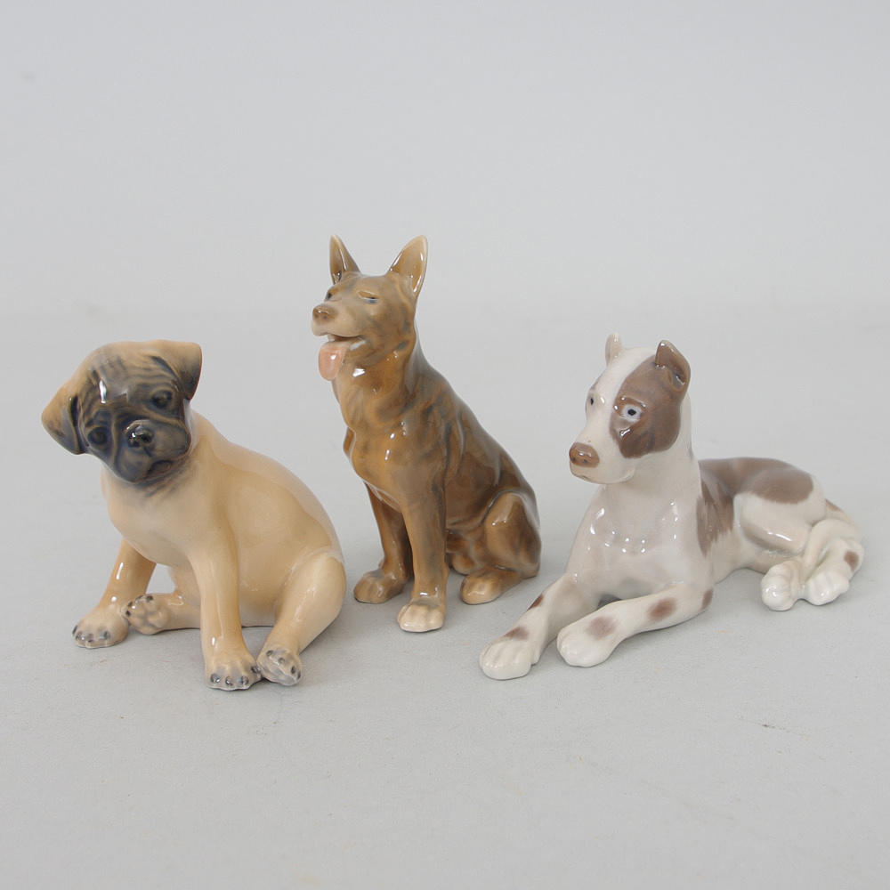 FIGURINER, 3 hundar, porslin, 2 Bing & Gröndal samt en Royal Copenhagen.