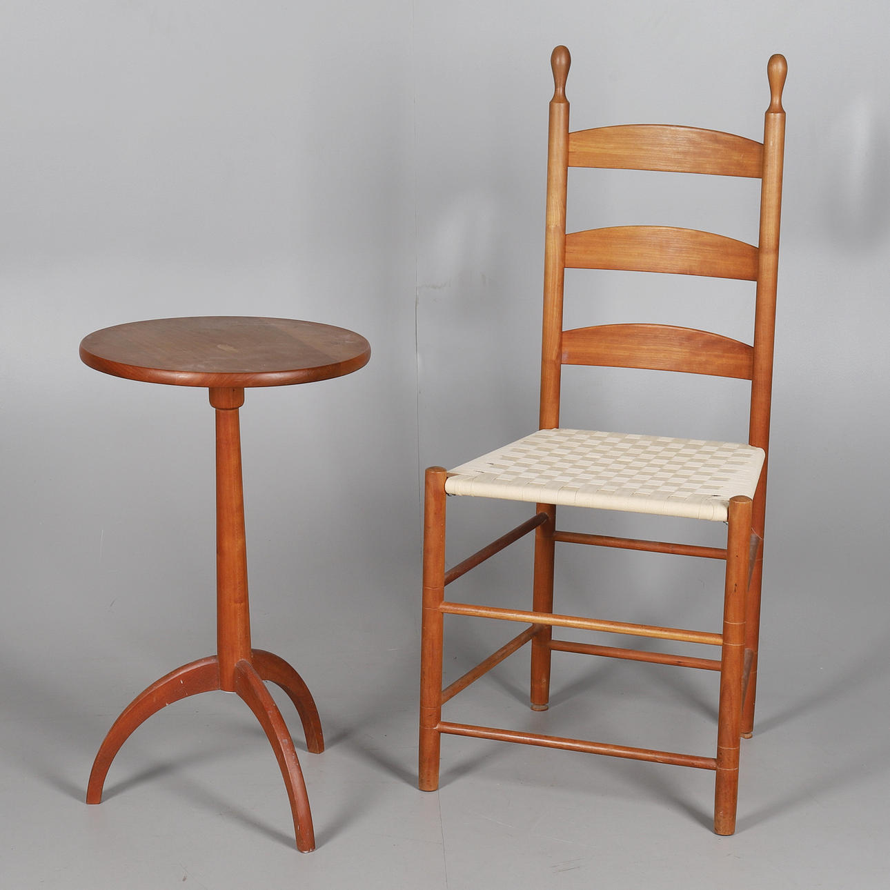 EIN KIRSCHHOLZ-SHAKER-STIL-STATIV-TISCH UND LADDERBACK-STUHL.