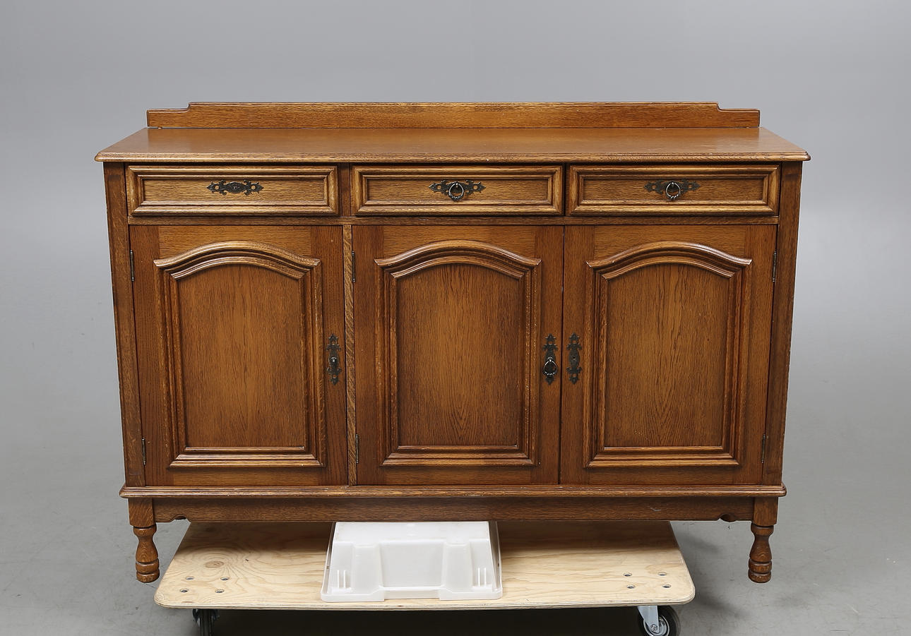 SIDEBOARD, ek, 1900-talets fjärde kvartal.