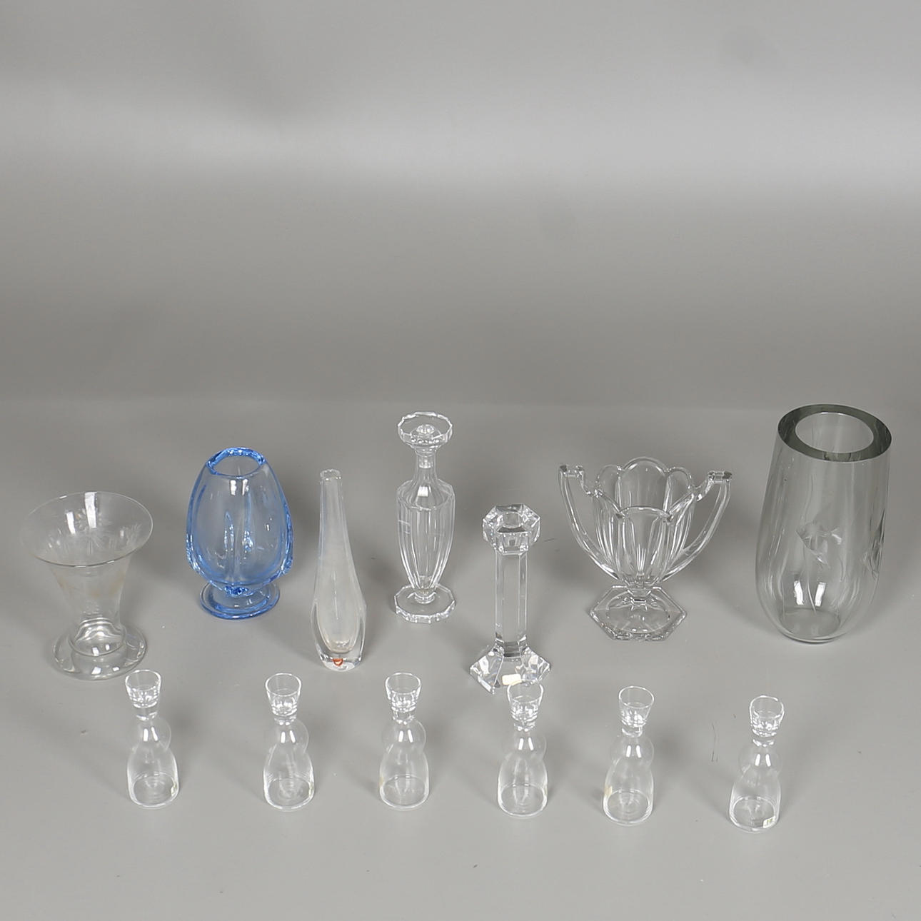 GLASDELAR. 14 st. Bl a Kosta och Bergdala.