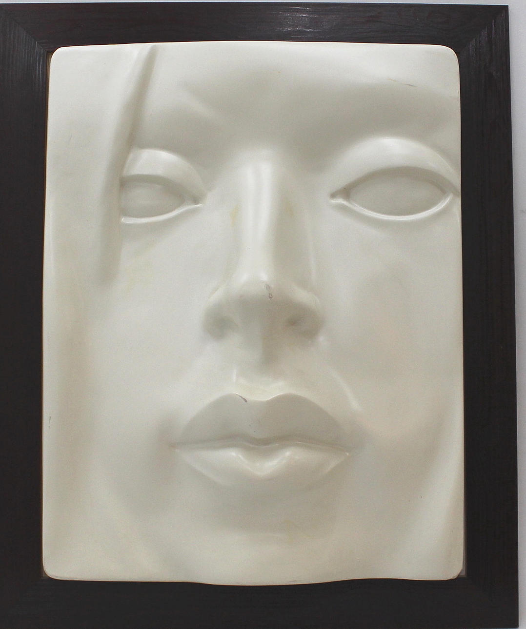 RELIEF formgjuten, kvinnoansikte, möjligtvis Barbro Bäckström.