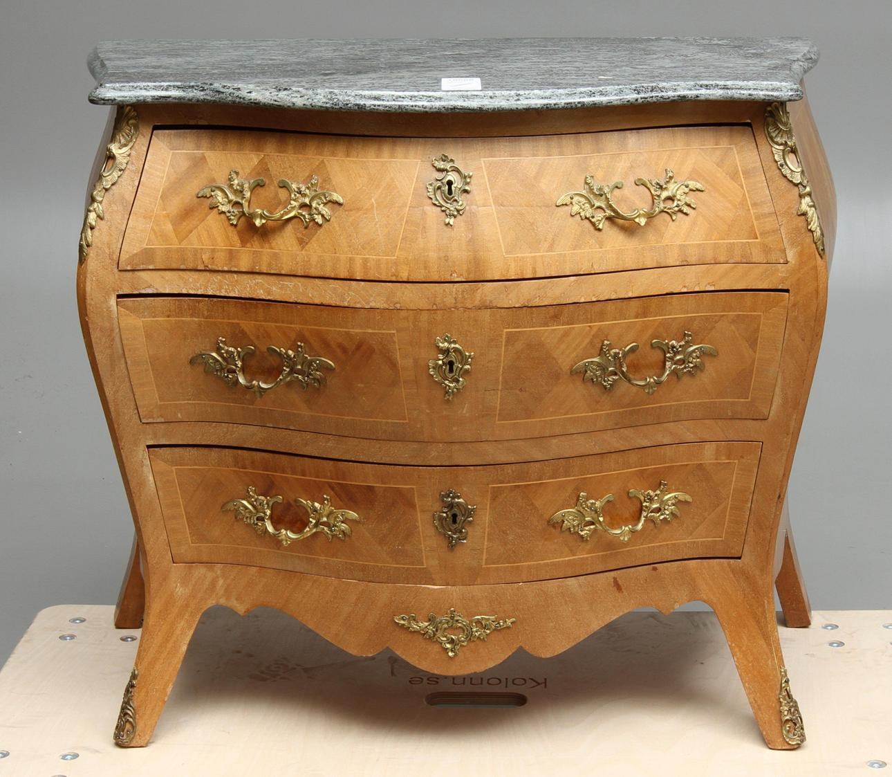 BYRÅ, med stenskiva, rokokostil, 1900-tal.