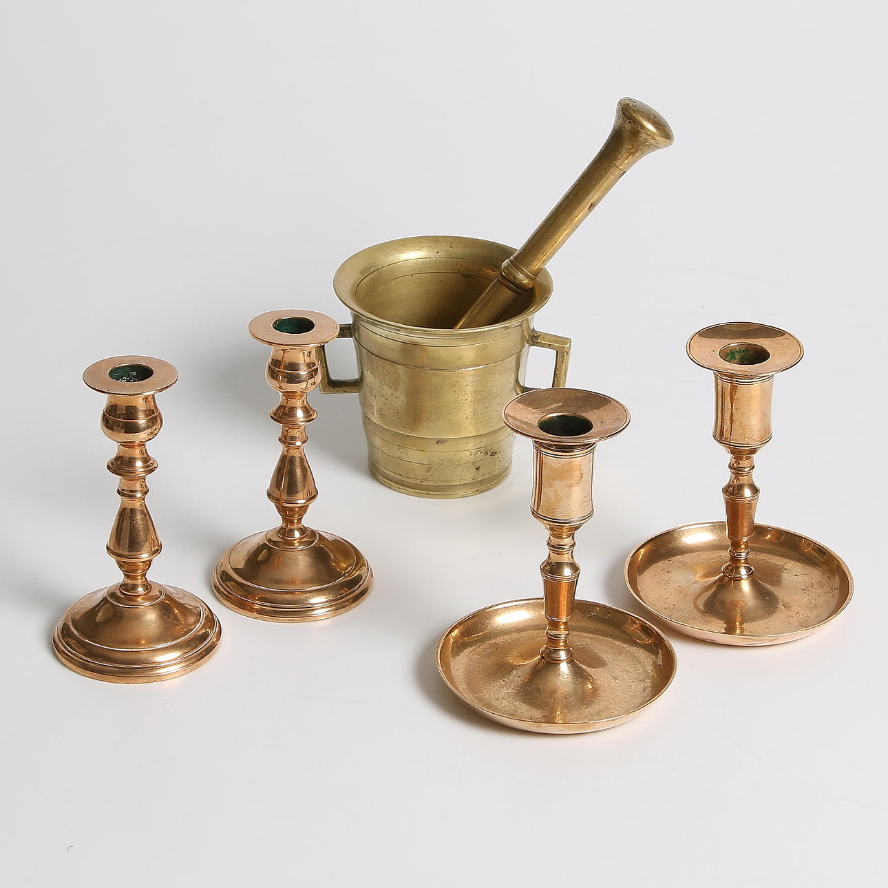 LJUSSTAKAR samt MORTEL, 5 delar, bl.a. skultuna, SB, 1800-tal.