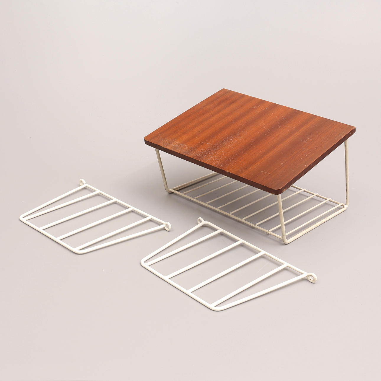 TELEFONHYLLA, string, samt gavlar till stringhylla.